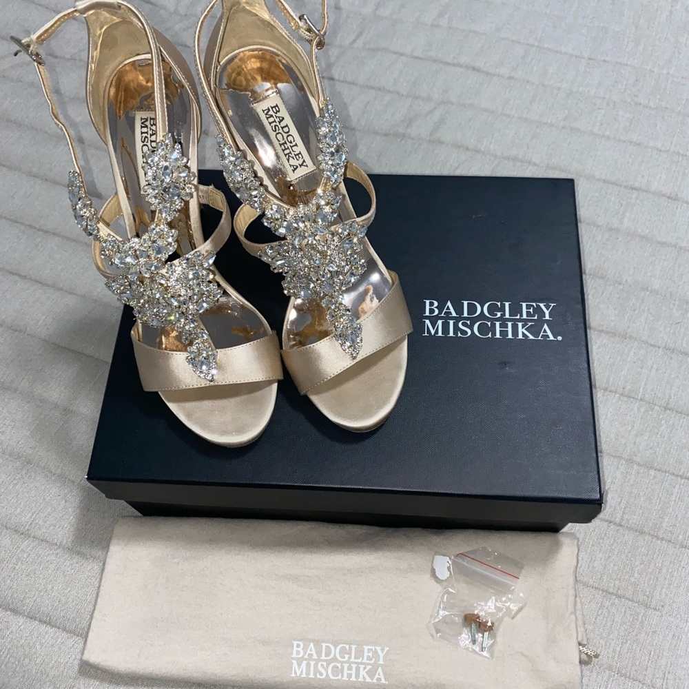 Badgley Mischka Leah Embellished Sa -Nude Satin